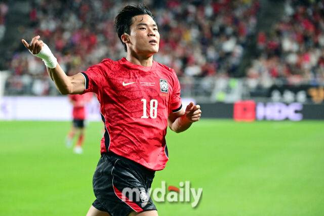 축구대표팀 오현규가 24일 오후 경기도 수원월드컵경기장에서 진행된 '하나은행 초청 친선경기' 에콰도르와의 경기에서 후반 선제골을 넣은 뒤 기뻐하고 있다./수원월드컵경기장=곽경훈 기자