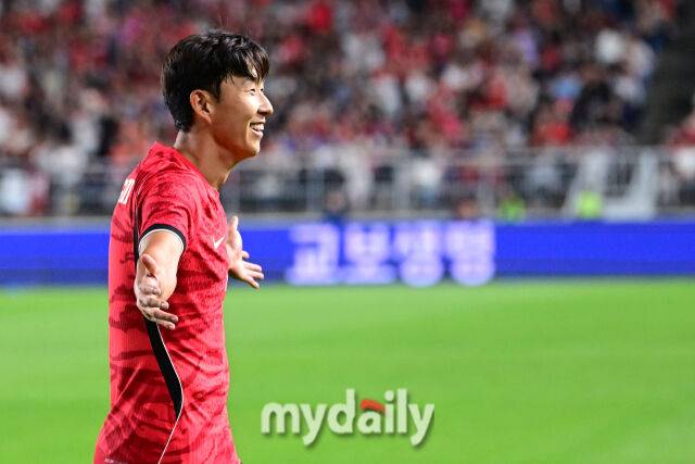 축구대표팀 손흥민이 24일 오후 경기도 수원월드컵경기장에서 진행된 '하나은행 초청 친선경기' 에콰도르와의 경기에서 후반 추가골을 넣은 뒤 기뻐하고 있다./수원월드컵경기장=곽경훈 기자