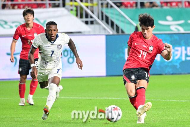 축구대표팀 이동경이 24일 오후 경기도 수원월드컵경기장에서 진행된 '하나은행 초청 친선경기' 에콰도르와의 경기에서 후반 세 번째 골을 넣고 있다./수원월드컵경기장=곽경훈 기자