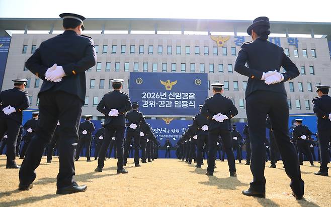 신임 경위ㆍ경감 경찰관들이 17일 충남 아산 경찰대학에서 열린 임용식에서 이재명 대통령의 축사를 듣고 있다. 2026.3.17 [연합]