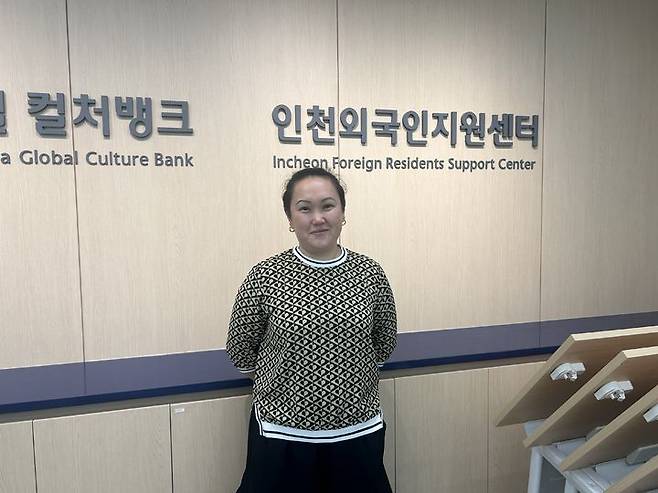 [인천=뉴시스] 박혜민 인턴기자 = 우즈베키스탄 출신 김엘레나(42)씨가 19일 인천외국인지원센터에서 카메라를 바라보며 미소 짓고 있다. 2026.09.19. *재판매 및 DB 금지