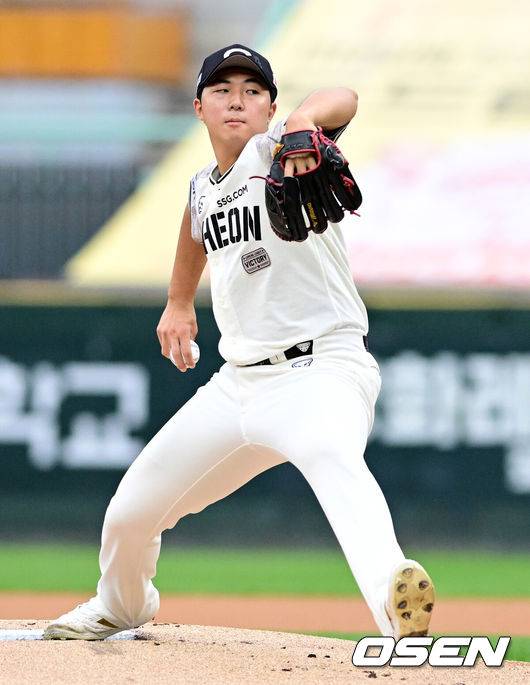 [OSEN=인천, 지형준 기자] 24일 인천 SSG랜더스필드에서 ‘2026 신한은행 SOL Bank KBO리그’ SSG 랜더스와 삼성 라이온즈의 경기가 열렸다.SSG은 김민준, 삼성은 후라도를 선발로 내세웠다.1회초 SSG 김민준이 역투하고 있다. 2026.09.24 / jpnews@osen.co.kr