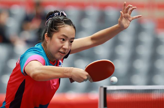 한국 탁구 대표팀 신유빈이 23일 일본 아이치현 도요타시 스카이홀 도요타에서 열린 2026 아이치·나고야 아시안게임 탁구 여자 단체전 준결승 일본 하야타 히나와의 경기에서 공격을 시도하고 있다. 도요타=뉴시스