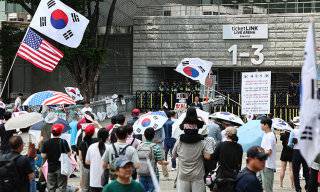 6·3지방선거 투표용지 부족 사태에 반발한 시민들이 6월 14일 서울 송파구 올림픽공원 핸드볼경기장 개표소 앞에 모여 재선거를 요구하는 구호를 외치고 있다. 뉴스1&nbsp;