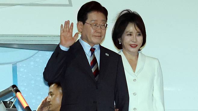 멕시코를 국빈방문한 이재명 대통령과 김혜경 여사가 23일(현지시간) 멕시코시티 펠리페 앙헬레스 국제공항에 도착한 공군 1호기에서 환영객에게 인사하고 있다. ⓒ연합뉴스