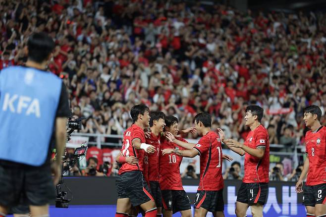 축구국가대표팀 선수들이 24일 수원월드컵경기장서 열린 에콰도르전서 손흥민(왼쪽 두 번째)의 득점이 터진 뒤 기뻐하고 있다. 사진제공｜대한축구협회