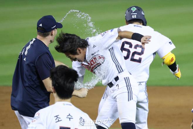 2026 신한 SOL KBO리그 두산 베어스 대 KIA 타이거즈 경기가 23일 서울 잠실야구장에서 열렸다.  두산 안재석이 9회말 2사 2루에서 KIA 이의리를 상대로 끝내기 안타를 날리고 동료들의 축하를 받고 있다. /사진=김진경 kim.jinkyung@