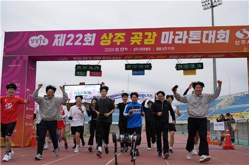 마라톤 완주 결승 지점 통과하는 라이보2와 참여 연구진 [KAIST 황보제민 교수팀 제공. 재판매 및 DB 금지]