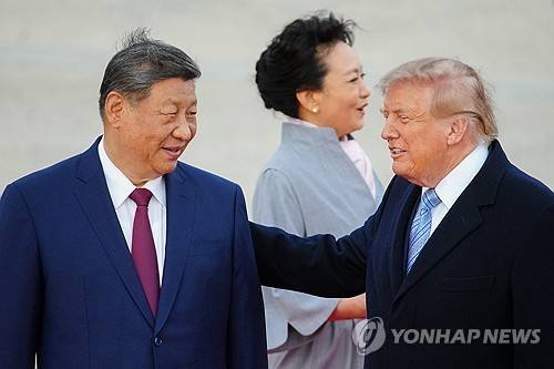 시진핑 중국 국가주석 등을 툭툭 치며 친분 과시하는 트럼프 미국 대통령 도널드 트럼프 미국 대통령이 23일(현지시간) 워싱턴DC 인근 앤드루스 합동기지에서 미국을 방문한 시진핑 중국 국가주석을 맞이하고 있다. [UPI=연합뉴스. 재판매 및 DB 금지]