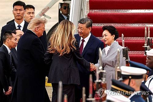 시진핑 중국 국가주석의 미국 방문을 환영하는 트럼프 미국 대통령 [로이터=연합뉴스. 재판매 및 DB 금지]