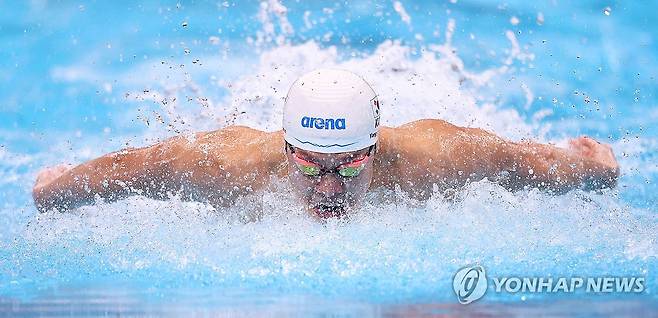 결승 역영하는 양재훈 (도쿄=연합뉴스) 윤동진 기자 = 23일 도쿄 아쿠아틱스 센터에서 열린 2026 아이치·나고야 아시안게임 수영 남자 100m 개인 접영 결승. 한국 양재훈이 역영하고 있다. 2026.9.23 mon@yna.co.kr