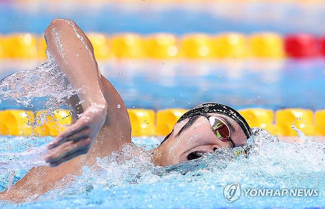 역영하는 김우민 (도쿄=연합뉴스) 윤동진 기자 = 22일 도쿄 아쿠아틱스 센터에서 열린 2026 아이치·나고야 아시안게임 수영 남자 1500m 자유형 결승. 한국 김우민이 역영하고 있다. 2026.9.22 mon@yna.co.kr