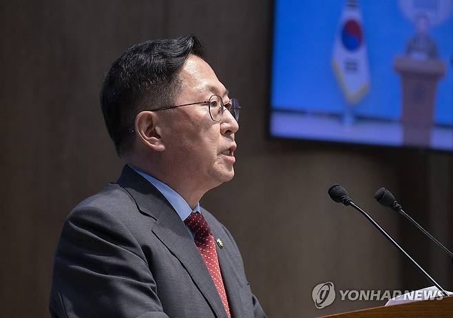 유용원 의원, DMZ 작전 중 지뢰 폭발 사고 "정부는 진실 공개 해야" (서울=연합뉴스) 황광모 기자 = 국회 국방위원회 위원인 국민의힘 유용원 의원이 21일 국회 소통관에서 이날 최전방인 육군 25사단 비무장지대(DMZ) 작전 중에 발생한 지뢰 폭발 사고와 관련해 정부와 군 당국의 신속하고 투명한 진실 공개를 촉구하는 기자회견을 하고 있다.
    유 의원은 회견에서 "정통한 소식통에 따르면, 오늘 폭발사고 발생 지역이 북한군이 지난해부터 올해 초 사이에 MDL 남쪽에 조성한 지뢰지대 인근"이라며 "오늘 사고가 북한군이 매설한 지뢰에 의한 것인지, 과거부터 있던 미확인 지뢰인지 철저한 확인"이 필요하다고 밝혔다. 2026.9.21 hkmpooh@yna.co.kr