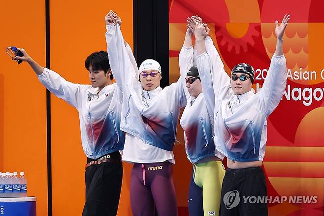 은메달 시동 (도쿄=연합뉴스) 윤동진 기자 = 24일 도쿄 아쿠아틱스 센터에서 열린 2026 아이치·나고야 아시안게임 수영 남자 400m 자유형 계영 결승. 황선우, 김지훈, 양재훈, 김성범이 경기장으로 들어서고 있다. 2026.9.24 mon@yna.co.kr