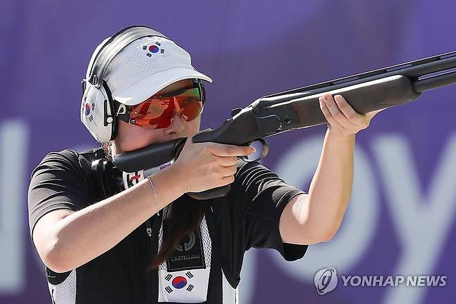 스키트 혼성 단체전 결선 나선 장국희 (도요타[일본]=연합뉴스) 서대연 기자 = 24일 일본 아이치현 종합 사격장에서 열린 2026 아이치·나고야 아시안게임 사격 스키트 혼성 단체전 결선에서 대한민국 장국희가 연습사격을 하고 있다. 2026.9.24 dwise@yna.co.kr