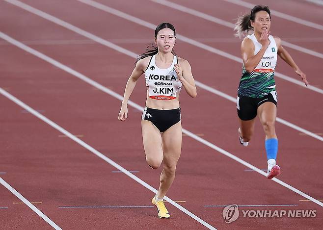 김주하, 아시안게임 100ｍ 도전 (나고야=연합뉴스) 김성민 기자 = 24일 일본 나고야 미즈호 공원 육상경기장에서 열린 2026 아이치·나고야 아시안게임 육상 여자 100ｍ 예선에서 한국 김주하가 역주하고 있다. 2026.9.24 ksm7976@yna.co.kr