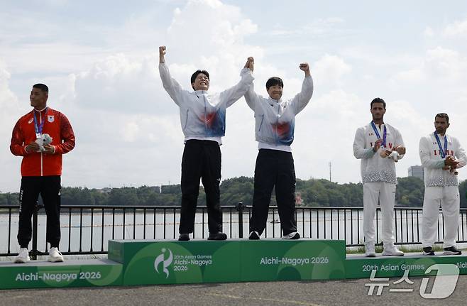카누 스프린트 남자 카약 2인승 500m에서 금메달을 획득한 조광희와 김효빈이 시상대에 올라 환호하고 있다. ⓒ 로이터=뉴스1
