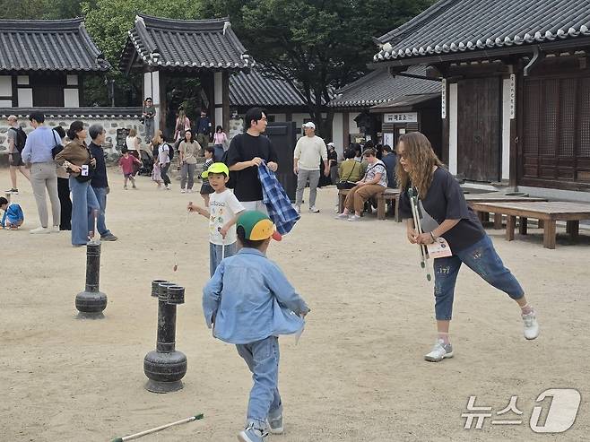 25일 오전 서울 중구 남산골한옥마을에서 외국인 관광객들과 아이들이 투호놀이 체험을 하고 있다. 2026.09.25. ⓒ 뉴스1 권준언 기자