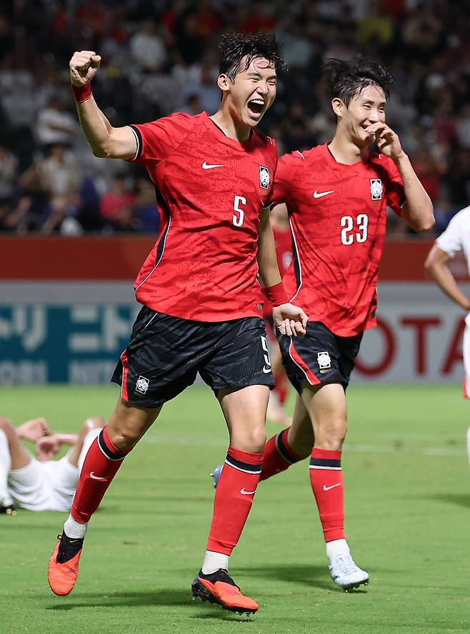 추가골 넣은 한국 김지수      (나고야=연합뉴스) 김성민 기자 = 25일 일본 나고야 미즈호 공원 럭비경기장에서 열린 2026 아이치·나고야 아시안게임 남자 축구 8강 한국과 베트남의 경기. 한국 김지수가 후반전 추가골을 넣고 기뻐하고 있다. 2026.9.25      ksm7976@yna.co.kr  (끝)      <저작권자(c) 연합뉴스, 무단 전재-재배포, AI 학습 및 활용 금지>