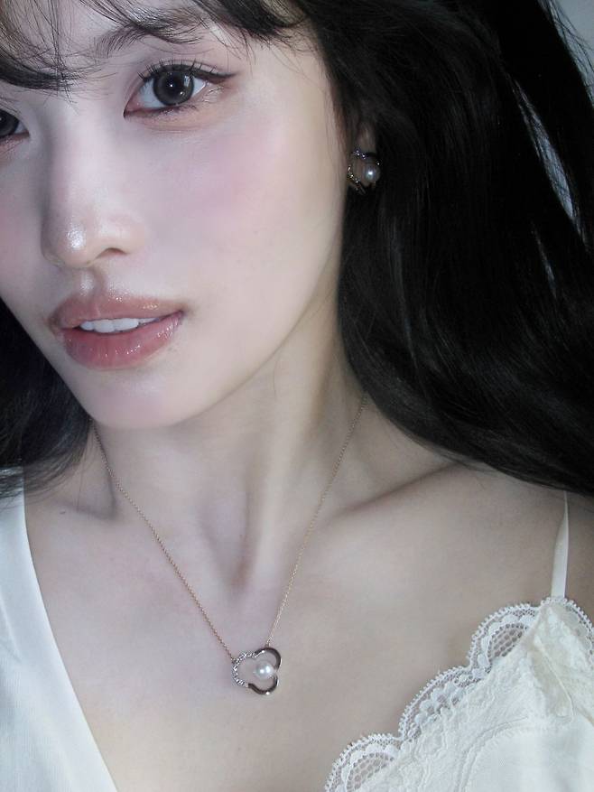 라일락에 베이지가 섞인듯한 치크를 연출한 모모 | 인스타그램 @momo