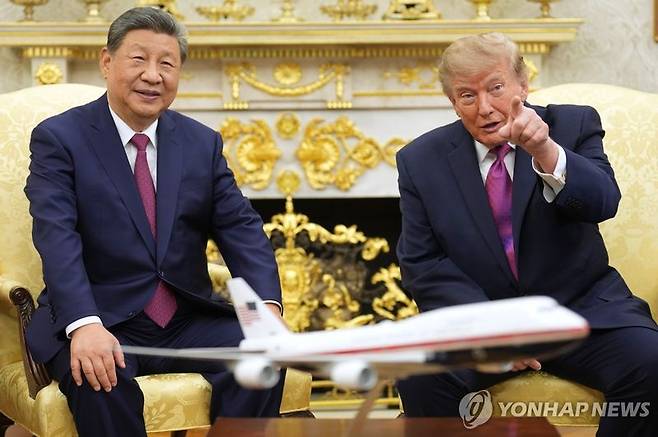 시진핑 중국 국가주석(왼쪽)과 도널드 트럼프 미국 대통령이 24일(현지시간) 미국 워싱턴DC 백악관 오벌 오피스에서 정상회담을 위해 자리하고 있다. 연합뉴스
