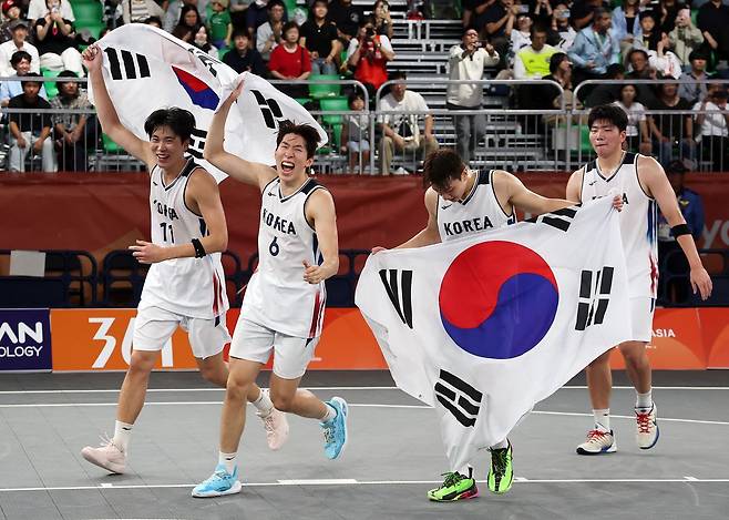 남자 3대3 농구 금메달을 딴 대한민국 선수들이 태극기를 들고 환호하고 있다. 연합뉴스