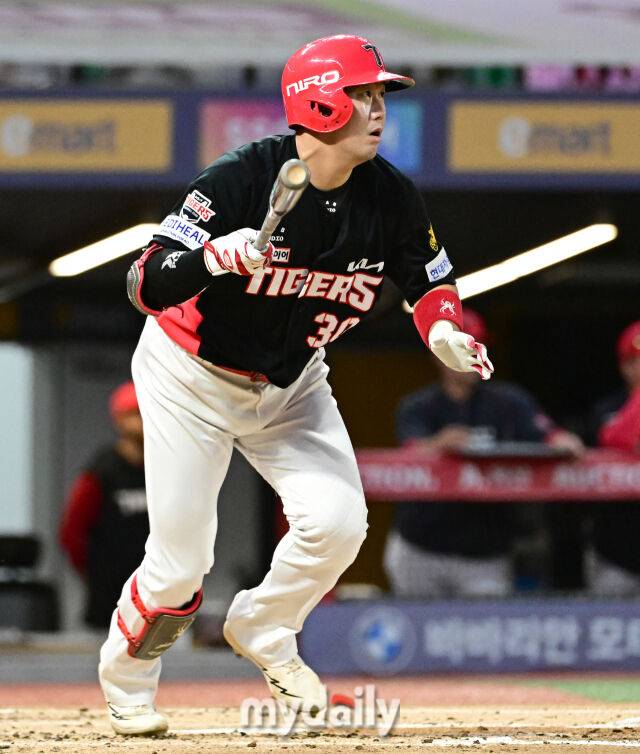 2026년 9월 15일 오후 인천 SSG랜더스필드에서 열린 '2026 신한 SOL KBO리그' KIA 타이거즈와 SSG 랜더스의 경기. KIA 하주석이 2회초 2사 2루서 1타점 적시타를 치고 있다./인천=유진형 기자 zolong@mydaily.co.kr