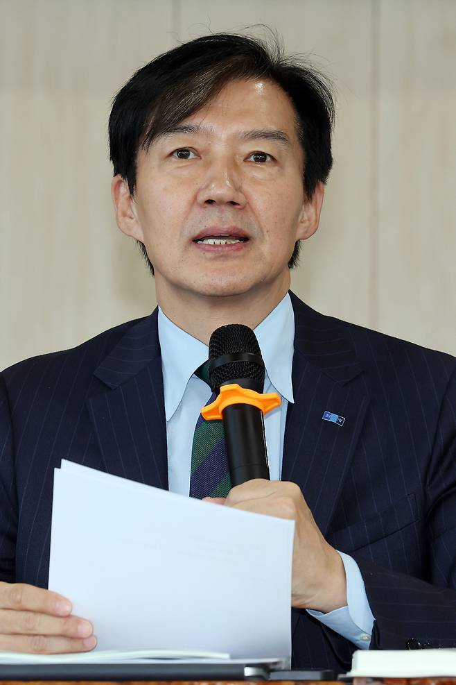 조국 조국혁신당 혁신정책연구원 원장이 지난 3일 오후 전남광주 북구 엠에스엘 프리마아트홀에서 열린 호남 반도체 클러스터 성공 방안 정책간담회에서 호남 반도체 클러스터 조성 방안에 대해 발언하고 있다. [연합]