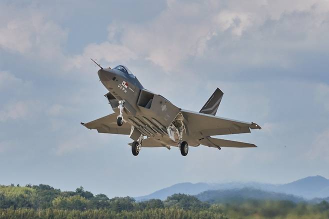 KF-21 시제기가 경남 사천 공군 제3훈련비행단 상공에서 미티어 장거리 공대공미사일을 탑재한 채 비행을 하고 있다. 세계일보 자료사진