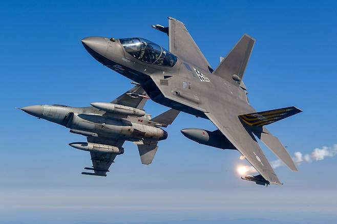 KF-21 시제기가 KF-16 전투기와 함께 비행하고 있다. 세계일보 자료사진