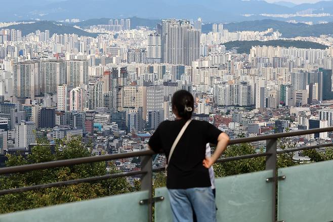 서울 용산구 남산에서 아파트 단지가 내려다보이고 있다. 뉴시스
