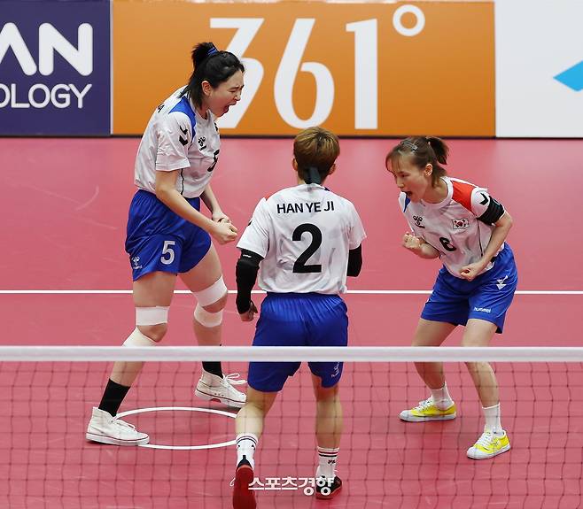 한국 최지나, 한예지, 이민주(왼쪽부터)가 25일 일본 나고야 미즈호공원 체육관에서 열린 2026 아이치·나고야 아시안게임 세팍타크로 여자 결승 태국과의 경기에서 득점한 뒤 환호하고 있다. 2026.9.25. 나고야|강윤중 선임기자