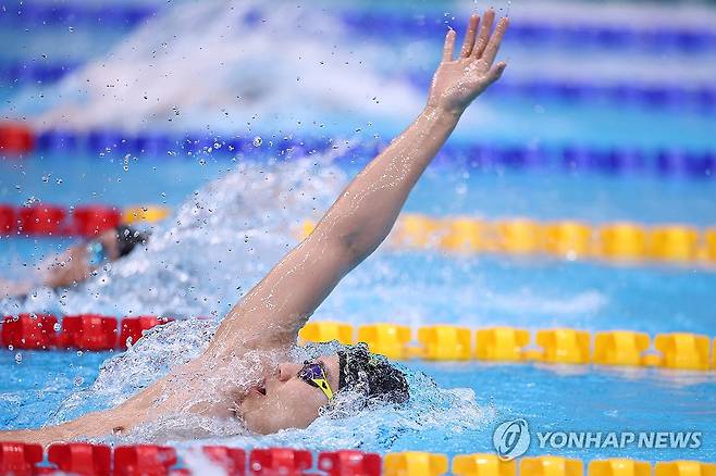역영하는 이주호 (도쿄=연합뉴스) 윤동진 기자 = 25일 도쿄 아쿠아틱스 센터에서 열린 2026 아이치·나고야 아시안게임 수영 남자 200m 배영 결승. 은메달을 차지한 한국 이주호가 역영하고 있다.  2026.9.25 mon@yna.co.kr