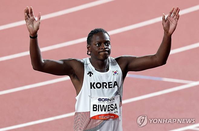 역주 마치고 손인사 하는 비웨사 (나고야=연합뉴스) 이동해 기자 = 25일 일본 나고야 미즈호 공원 육상경기장에서 열린 2026 아이치·나고야 아시안게임 육상 남자 100ｍ 준결승에서 한국 비웨사 다니엘 가사마가 역주를 마친 뒤 손인사 하고 있다. 2026.9.25 eastsea@yna.co.kr