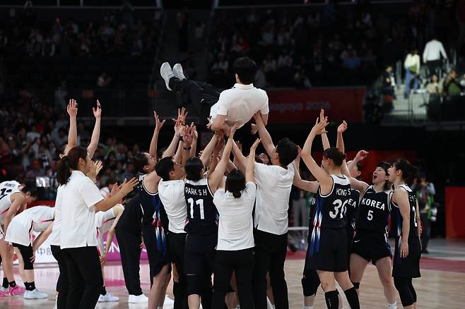 한국 여자 농구, 12년만에 아시안게임 금메달

    (나고야=연합뉴스) 윤동진 기자 = 26일 일본 나고야 아이치 인터내셔널 아레나에서 열린 2026 아이치·나고야 아시안게임 여자 농구 한국 대 일본 결승. 승리를 거둔 대한민국 선수들이 박수호 감독을 헹가래 치고 있다. 2026.9.26