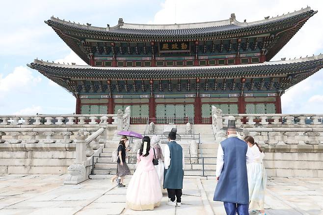 경복궁을 찾은 관광객들이 근정전 월대 인근에서 기념촬영을 하고 있다. 기사내용과 무관한 자료사진. 연합뉴스