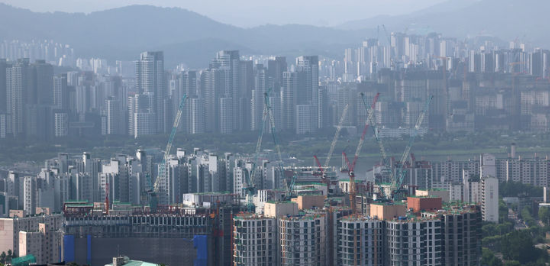 지난 7월 19일 서울 용산구 남산에서 아파트 단지가 내려다 보이고 있다. (뉴시스)