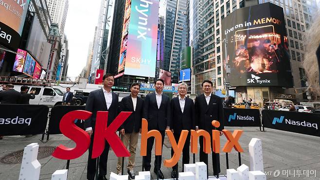 최태원 SK그룹 회장, 곽노정 SK하이닉스 최고경영책임자(CEO) 등 주요 경영진이 지난 7월10일(현지시간) 미국 뉴욕 타임스스퀘어 나스닥 타워 앞에서 기념촬영하고 있다. 왼쪽부터 최재원 SK스퀘어 수석부회장, 곽노정 SK하이닉스 CEO, 최태원 SK그룹 회장, 고승범 SK하이닉스 사외이사 겸 이사회 의장, 유정준 SK(주) 미주총괄 부회장. /사진제공=SK하이닉스 /사진=홍효식