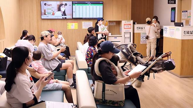 평년보다 두 달 이상 일찍 독감 유행이 시작된 지난 21일, 소아·청소년 등 학령기 아동을 중심으로 환자가 급증하면서 병원 대기실이 북적이고 있다. 뉴시스