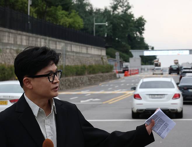 무소속 한동훈 의원이 24일 용산구 국방부 앞에서 비무장지대(DMZ) 내 지뢰 추정 폭발사고 관련 즉각 조사를 촉구하는 1인시위를 하고 있다. 연합뉴스