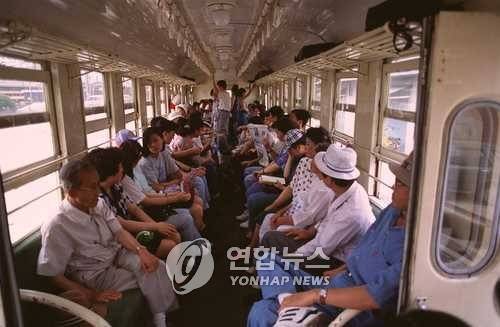 수인선 협궤열차 내부 모습 [연합뉴스 자료사진]