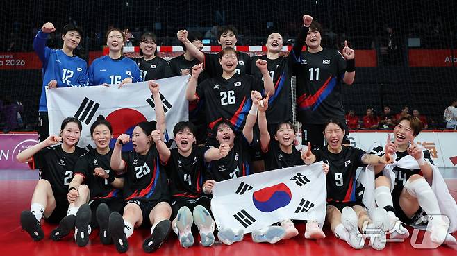 27일 일본 아이치현 이나자와시 엔트리오(ENTRIO)에서 열린 2026 아이치·나고야 아시안게임 핸드볼 라운드로빈 21 일본과의 경기에서 승리로 금메달을 확정지은 대한민국 선수들이 기념촬영을 하고 있다. 2026.9.27 ⓒ 뉴스1 안은나 기자