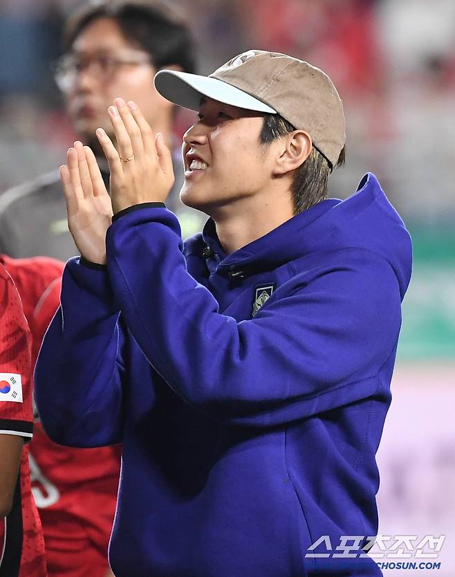 24일 수원월드컵경기장에서 열린 대한민국 축구대표팀과 에콰도르의 친선 경기. 축구대표팀이 에콰도르에 3-0으로 승리했다. 경기 종료 후 팬들에게 인사를 건네고 있는 이강인. 수원=송정헌 기자songs@sportschosun.com/2026.09.24/