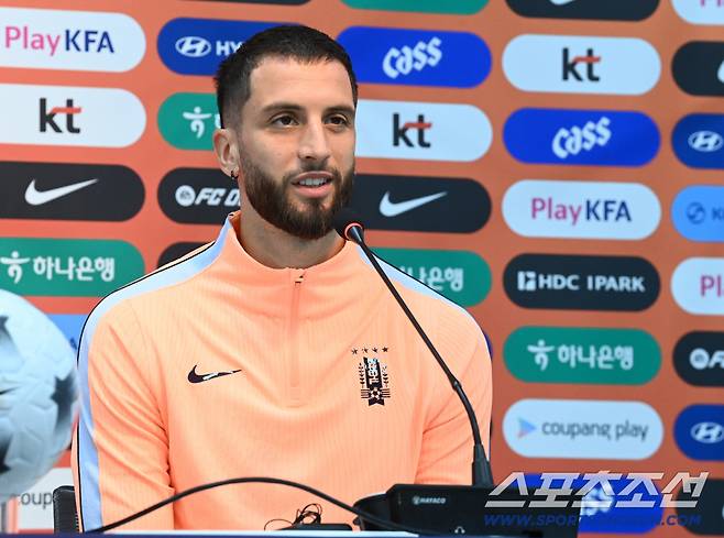 대한민국 축구대표팀과의 평가전을 하루 앞둔 27일 우루과이 축구대표팀이 서울월드컵경기장에서 훈련을 가졌다. 우루과이 대표팀 로드리고 벤탄쿠르가 훈련 전 펼쳐진 기자회견에서 질문에 답하고 있다. 상암=허상욱 기자wook@sportschosun.com/2026.09.27/