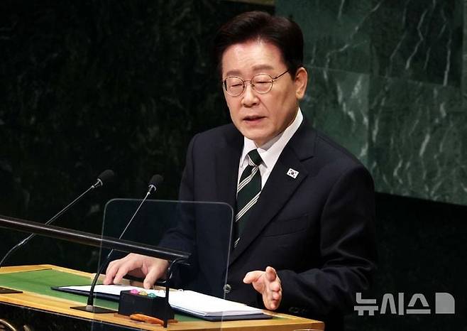 이재명 대통령이 22일 유엔 총회 기조연설에서 ‘북한 핵 개발 중단→축소→핵 없는 한반도’라는 3단계 접근법을 제시했다. ‘북한 비핵화’ 대신 ‘핵 없는 한반도’라는 표현을 새롭게 내놓았다./뉴시스