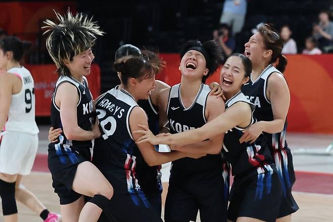 지난 26일 일본 나고야 아이치 인터내셔널 아레나에서 열린 2026 아이치·나고야 아시안게임 여자 농구 결승에서 한국 선수들이 일본을 75대 70으로 꺾고 승리를 거둔 후 기뻐하고 있다.뉴시스