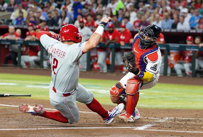 메이저리그(MLB)가 28일(한국시간) 6개월 대장정에 마침표를 찍는다. '가을야구' 마지막 티켓, 개인 타이틀 등 풍성한 흥미 요소가 기다리고 있다. <YONHAP PHOTO-4007> Aug 31, 2026; Phoenix, Arizona, USA; Arizona Diamondbacks catcher Gabriel Moreno (right) tags out Philadelphia Phillies base runner Kyle Schwarber at home plate in the third inning at Chase Field. Mandatory Credit: Mark J. Rebilas-Imagn Images/2026-09-01 11:51:10/<저작권자 ⓒ 1980~2026 ㈜연합뉴스. 무단 전재 재배포 금지, AI 학습 및 활용 금지>