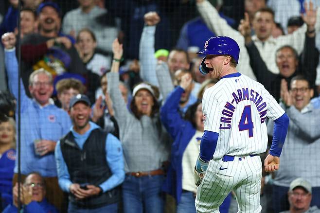 <YONHAP PHOTO-5572> CHICAGO, ILLINOIS - SEPTEMBER 22: Pete Crow-Armstrong #4 of the Chicago Cubs and fans react to a run against the Miami Marlins during the sixth inning at Wrigley Field on September 22, 2026 in Chicago, Illinois. Isaac Wasserman/Getty Images/AFP (Photo by Isaac Wasserman / GETTY IMAGES NORTH AMERICA / Getty Images via AFP)/2026-09-23 13:59:00/<저작권자 ⓒ 1980~2026 ㈜연합뉴스. 무단 전재 재배포 금지, AI 학습 및 활용 금지>