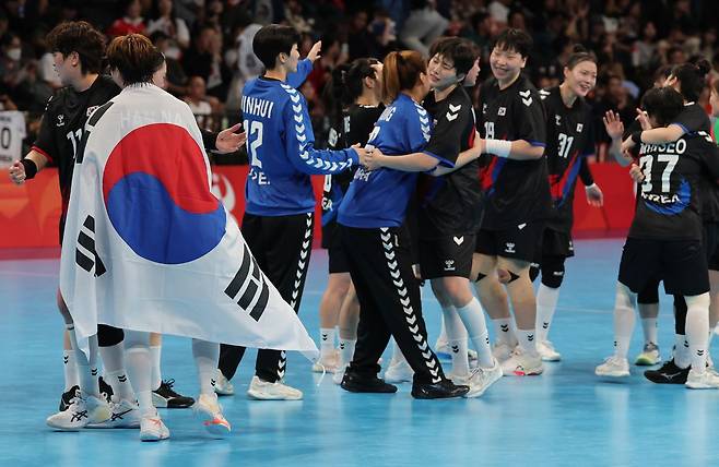 27일 일본 아이치현 이나자와 엔트리오에서 열린 2026 아이치·나고야 아시안게임 여자 핸드볼 풀리그 최종전 대한민국과 일본의 경기.   승리를 거두며 금메달을 확정지은 대한민국 선수들이 기뻐하고 있다. 연합뉴스