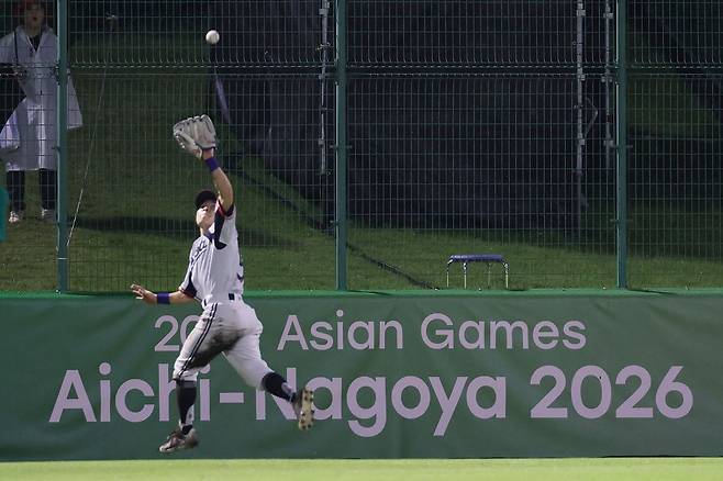 26일 일본 아이치현 도요하시 시민구장에서 열린 2026 아이치·나고야 아시안게임 야구 슈퍼라운드 대한민국과 중국의 경기.  7회초 대한민국 중견수 김지찬이 선두타자의 타구를 잡고 있다. 연합뉴스